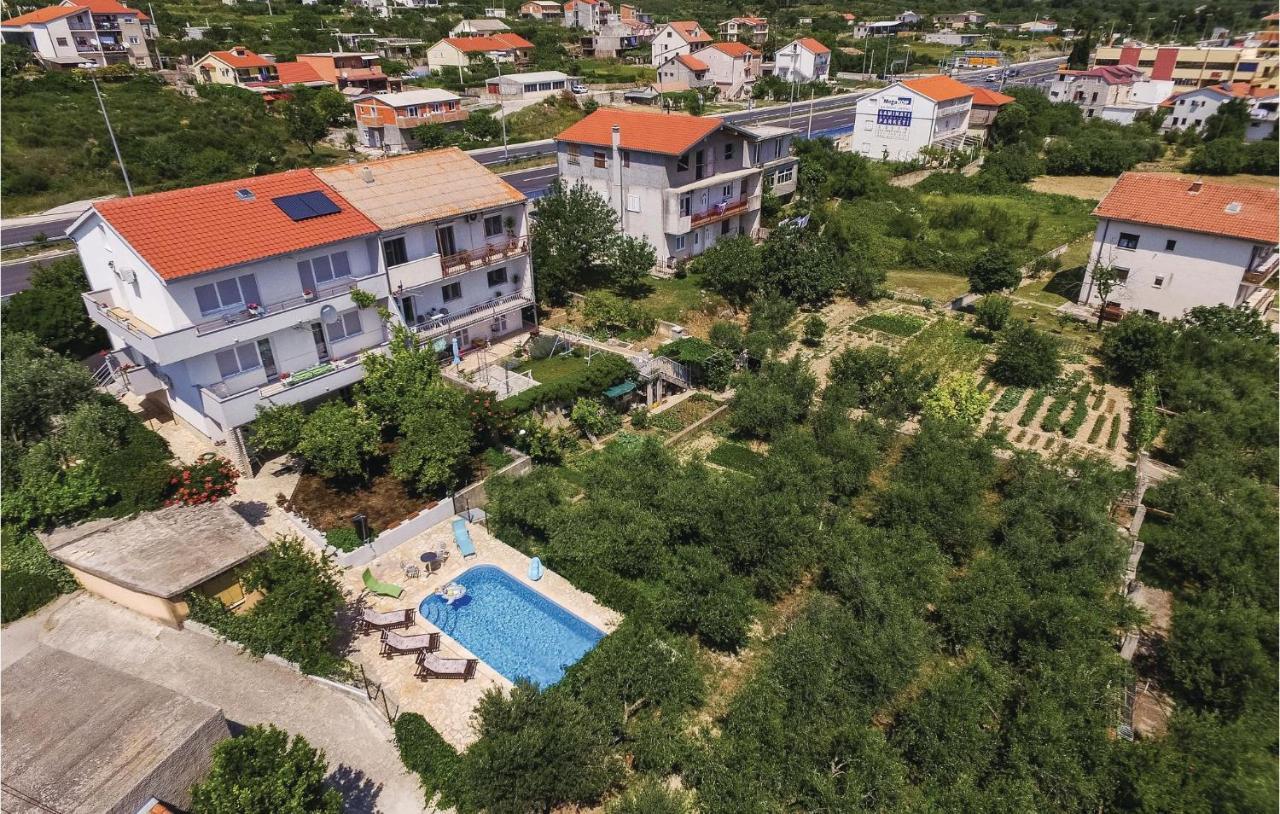1 Bedroom Nice Apartment In Kastel Sucurac Kastela Dış mekan fotoğraf