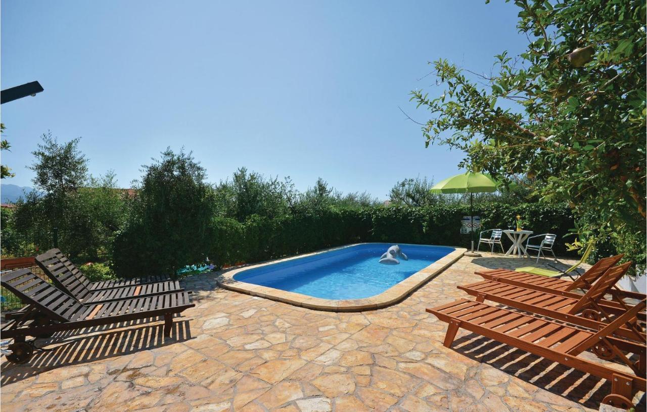 1 Bedroom Nice Apartment In Kastel Sucurac Kastela Dış mekan fotoğraf