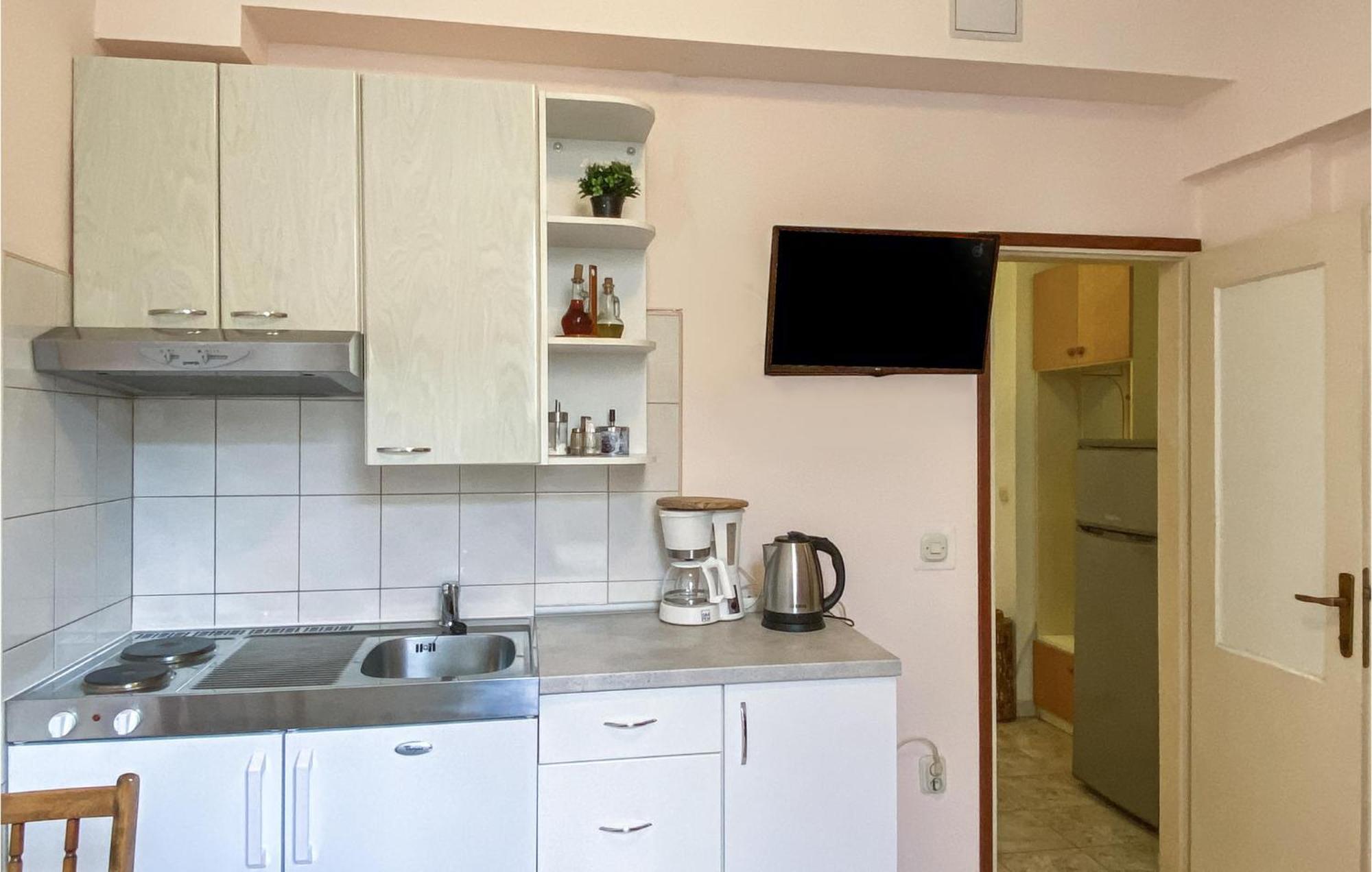 1 Bedroom Nice Apartment In Kastel Sucurac Kastela Dış mekan fotoğraf