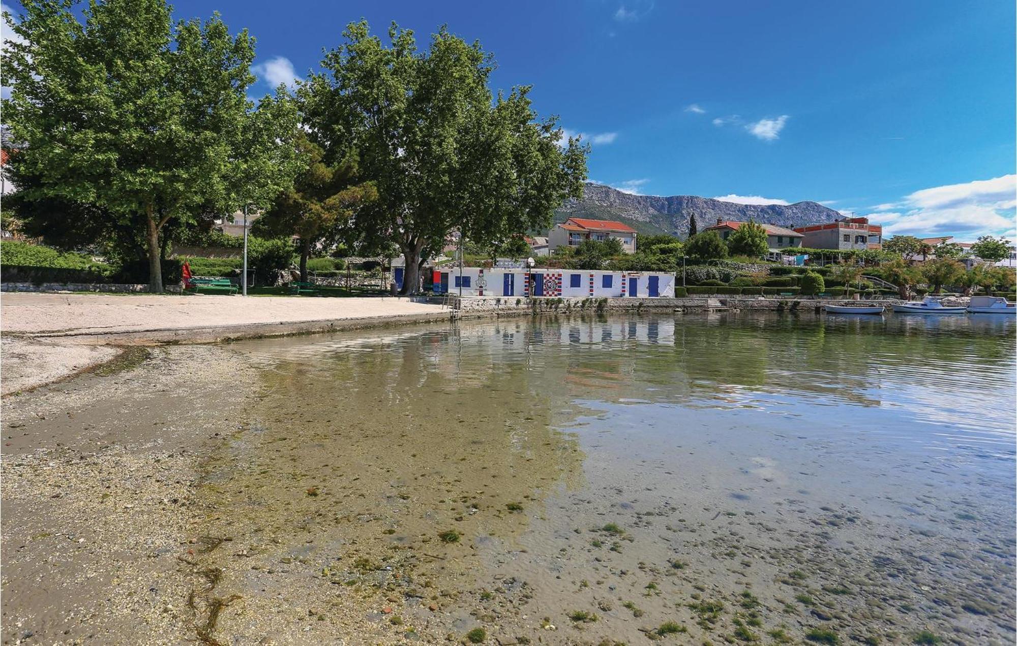1 Bedroom Nice Apartment In Kastel Sucurac Kastela Dış mekan fotoğraf