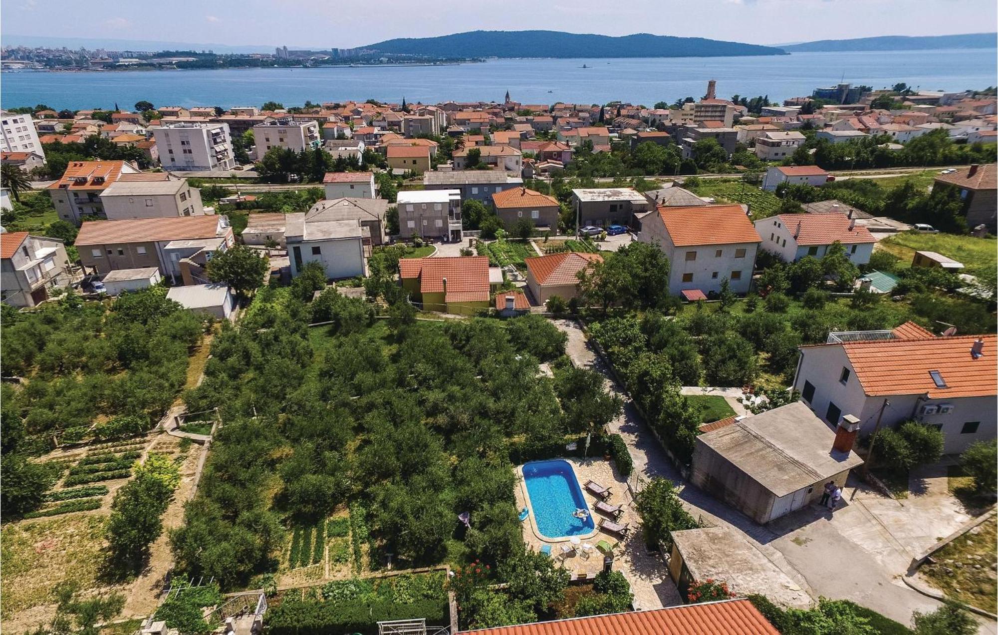 1 Bedroom Nice Apartment In Kastel Sucurac Kastela Dış mekan fotoğraf