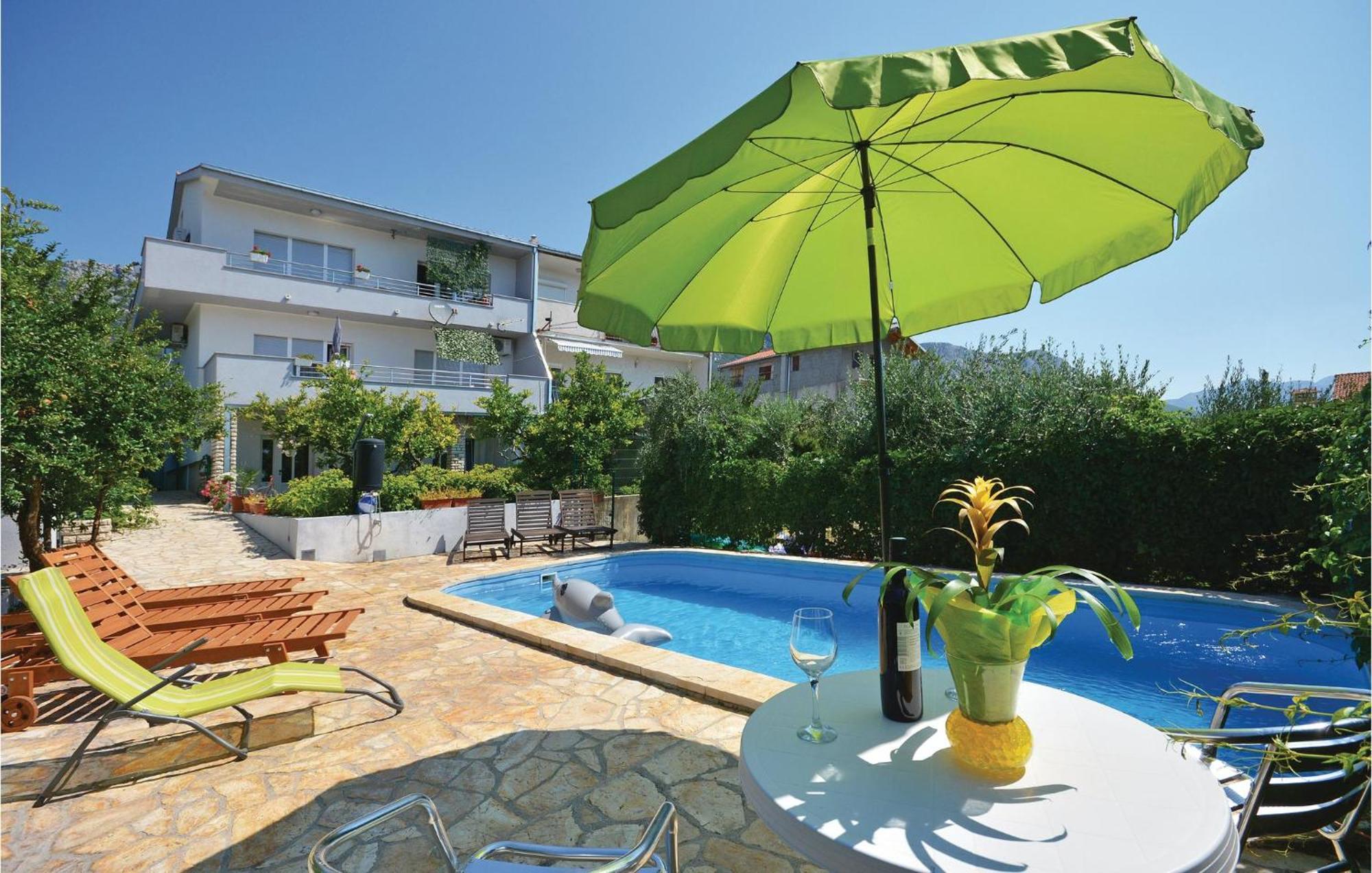 1 Bedroom Nice Apartment In Kastel Sucurac Kastela Dış mekan fotoğraf