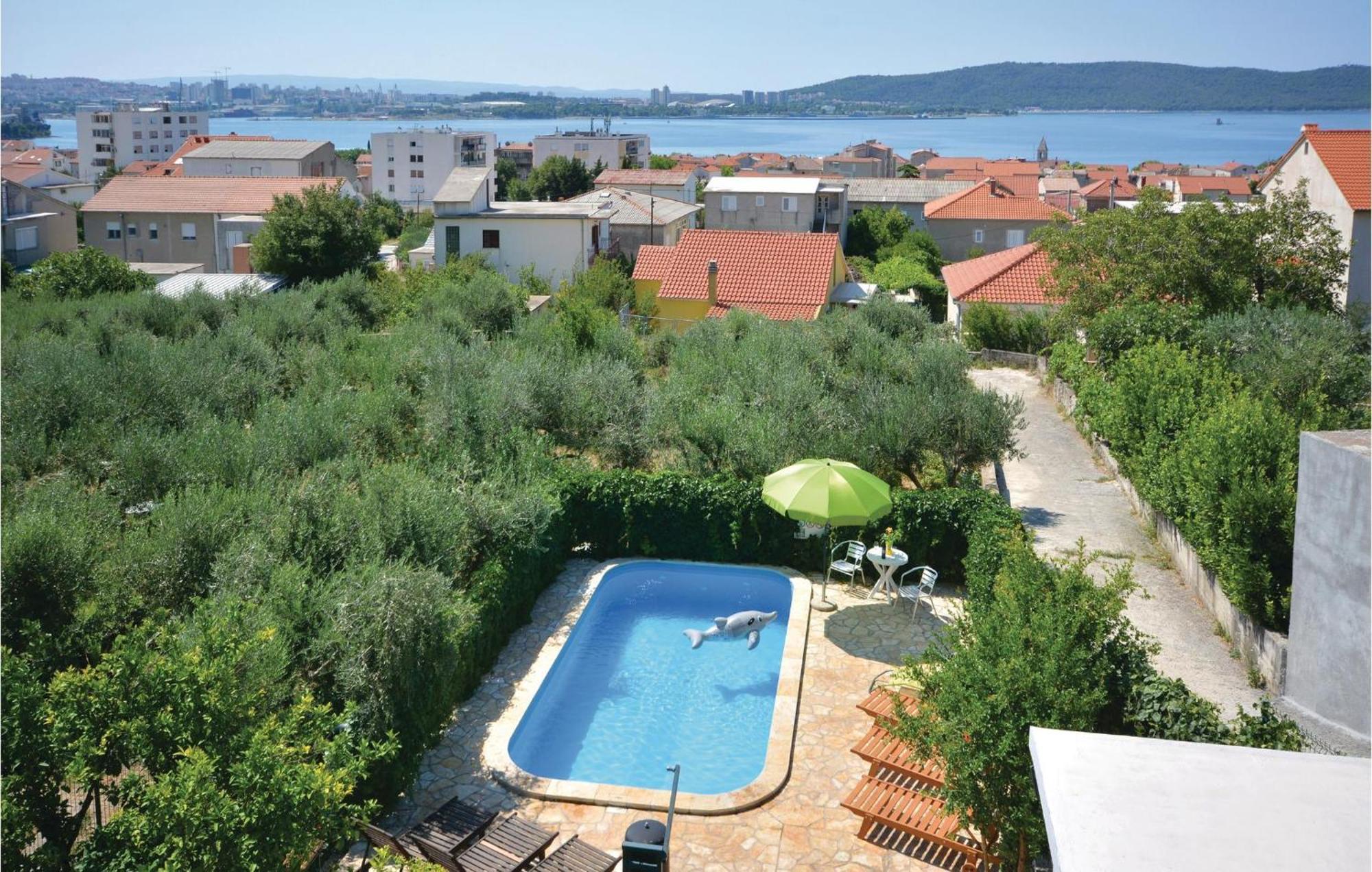 1 Bedroom Nice Apartment In Kastel Sucurac Kastela Dış mekan fotoğraf