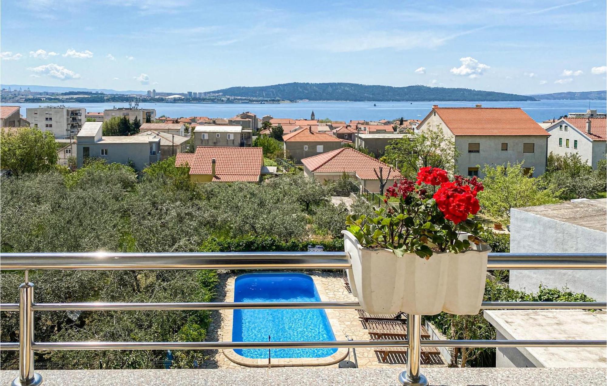 1 Bedroom Nice Apartment In Kastel Sucurac Kastela Dış mekan fotoğraf