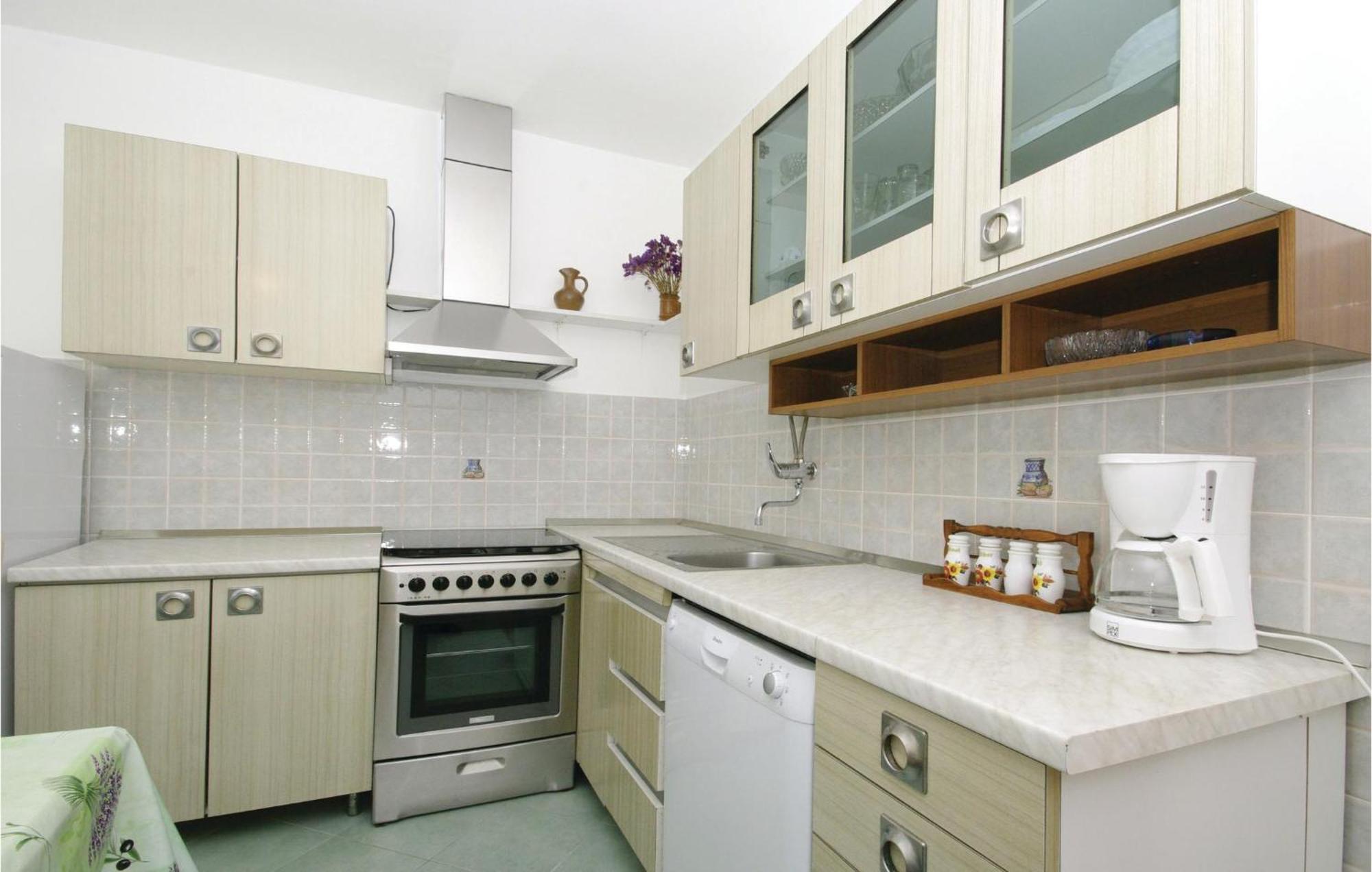 1 Bedroom Nice Apartment In Kastel Sucurac Kastela Dış mekan fotoğraf