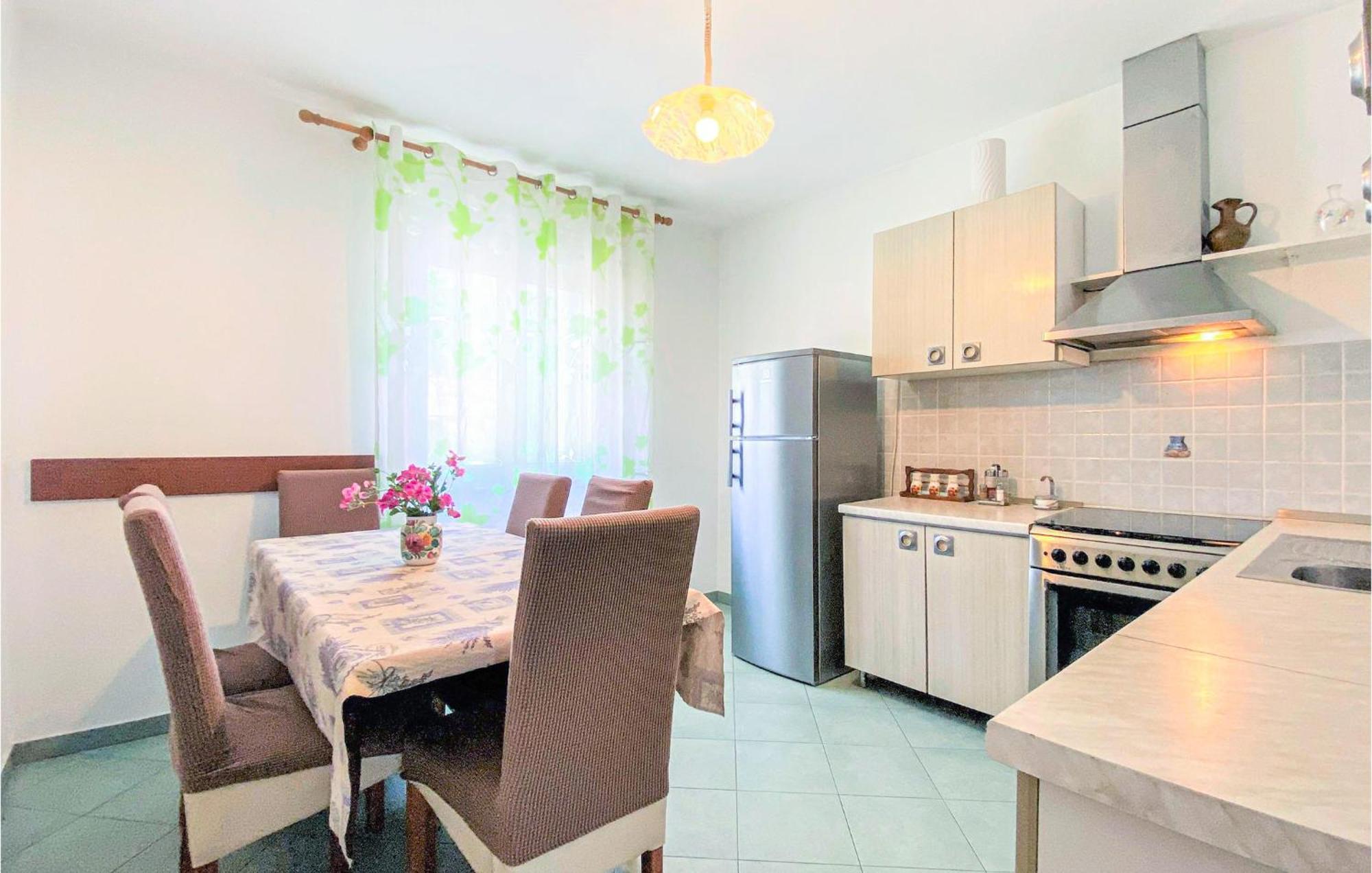 1 Bedroom Nice Apartment In Kastel Sucurac Kastela Dış mekan fotoğraf